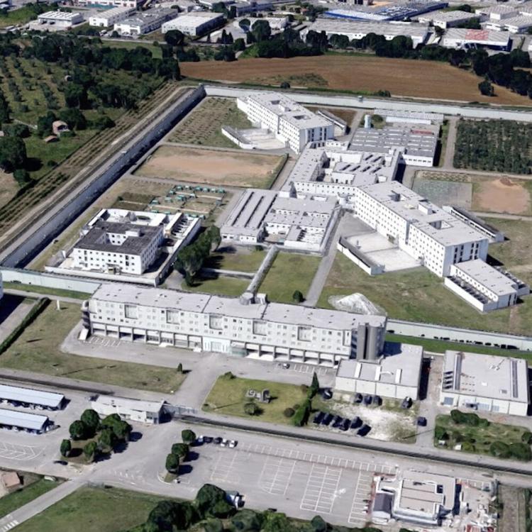 Evade dai domiciliari per incontrare il fidanzato detenuto in carcere, arrestata