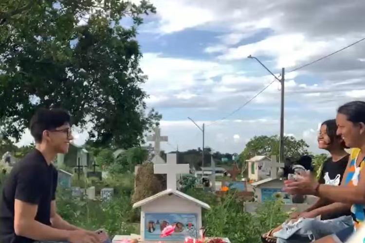 Jovem descobre aprovação em exame da OAB no túmulo da mãe e da avó em Manaus: 'Foi pra elas'