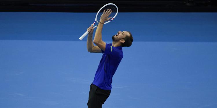 Choc a Pechino, Medvedev colpisce uno spettatore ed è squalificato: Djokovic in finale