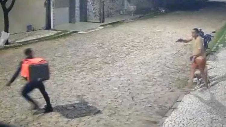 Entregador é baleado duas vezes ao ser confundido com assaltante em Fortaleza; vídeo