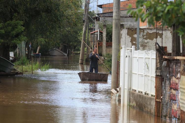 Mesmo sem chuva, Guaíba tem nível elevado, água atinge ilhas de Porto Alegre e prefeitura fecha comportas