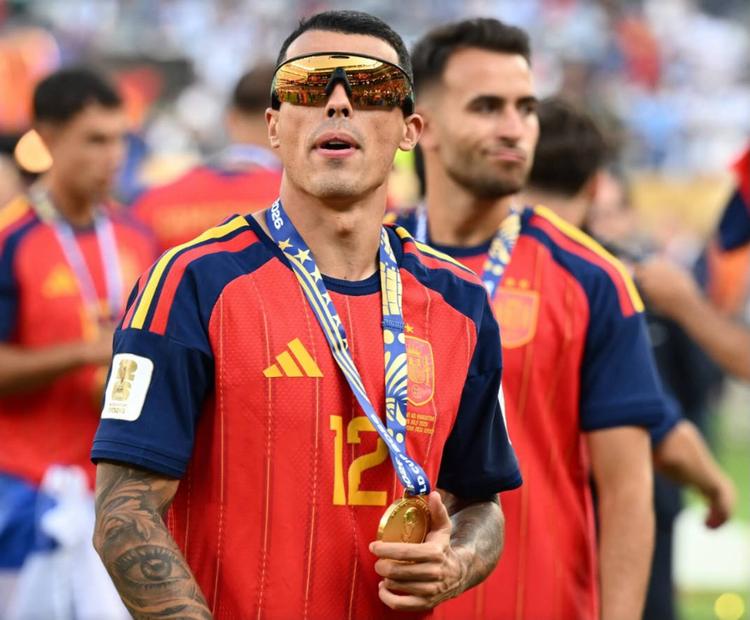 Pedro Porro wearing custom Oakley Meta glasses