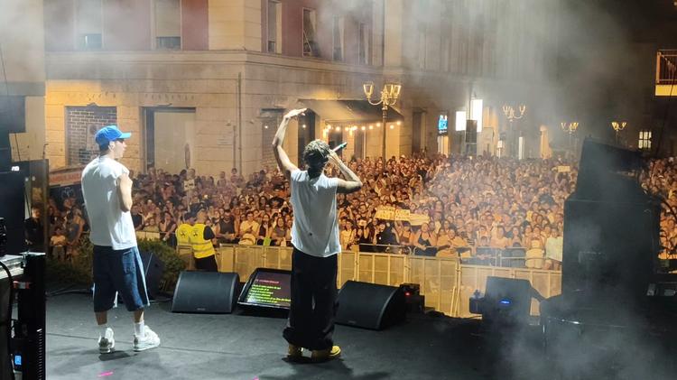 Brindisi, il primo e ultimo ballo di LDA e Aka 7even