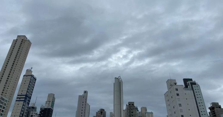 Depois da chuva, frio e tempo firme predominam no fim de semana em Balneário Camboriú e região