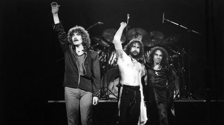 Bill Ward ao centro durante show do Black Sabbath em 1980 - Foto: Fin Costello / Redferns