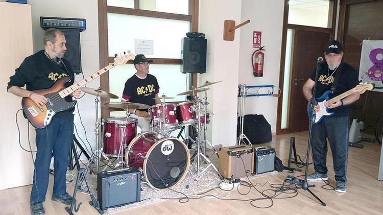The Triky, la banda de mayores de Guaro que toca clásicos del pop y rock español