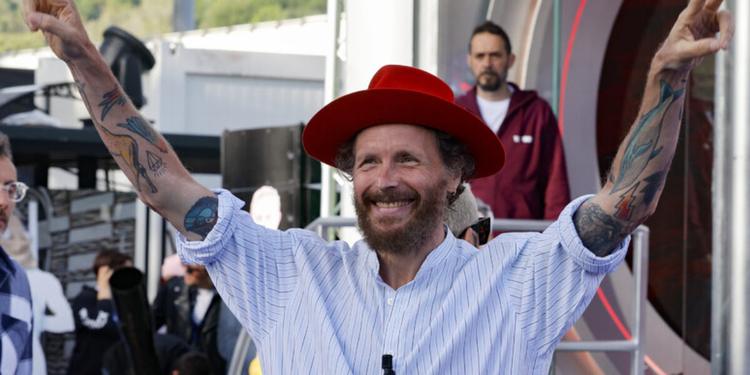 Jovanotti pedala verso Catanzaro: il «Jovagirò» fa tappa a Matera