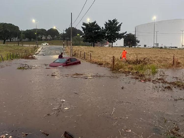 Novo temporal alaga ruas e deixa pessoas ilhadas em Uberlândia neste domingo; VÍDEO