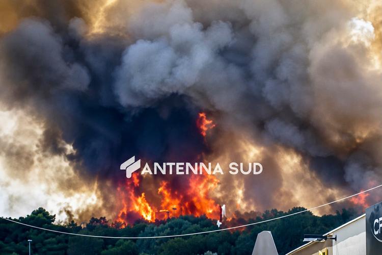 Maxi incendio tra Lecce e San Cataldo, oltre 120 ettari in fumo: paura per le abitazioni
