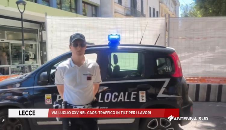 Lecce, 19enne ubriaco perde il controllo dell’auto e abbatte un semaforo