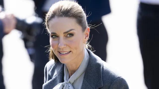 Kate Middleton e a princesa Charlotte são filmadas no metrô de Londres, no Reino Unido