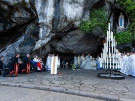 Il Papa a Lourdes “pellegrino tra i pellegrini”. Attese almeno 150mila persone