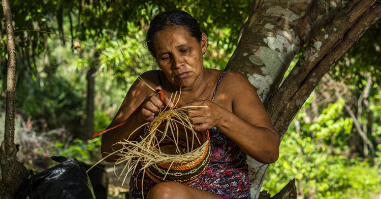 Cooperativas brasileiras apresentam artesanato nacional durante missão em feira parisiense