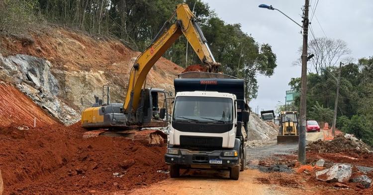 Detonação de rochas bloqueia tráfego de veículos no Morro do Encano nesta segunda-feira