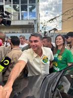 Flávio Bolsonaro vota em escola na Zona Norte do Rio