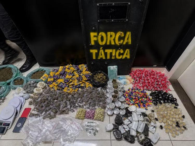 Trio suspeito de tráfico é preso com mais de 1,4 mil porções de drogas no  interior de SP