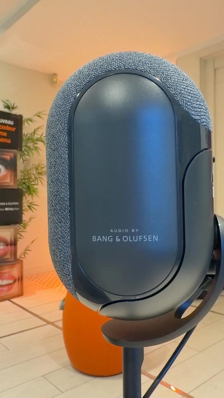 Enceinte immersive sans fil Bang & Olufsen sur pied, en boutique Orange à Bordeaux