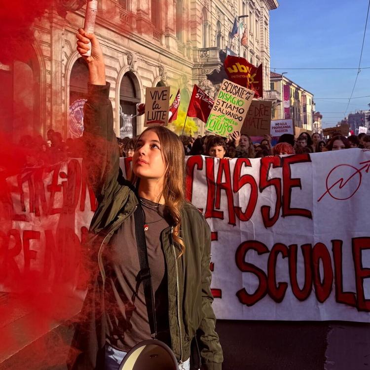 La rabbia degli studenti accende le piazze: ragazzi incappucciati e tensione con gli agenti [VIDEO]