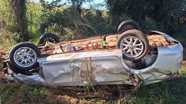 Carro com excesso de passageiros capota na BR-163 e deixa seis pessoas feridas em MS