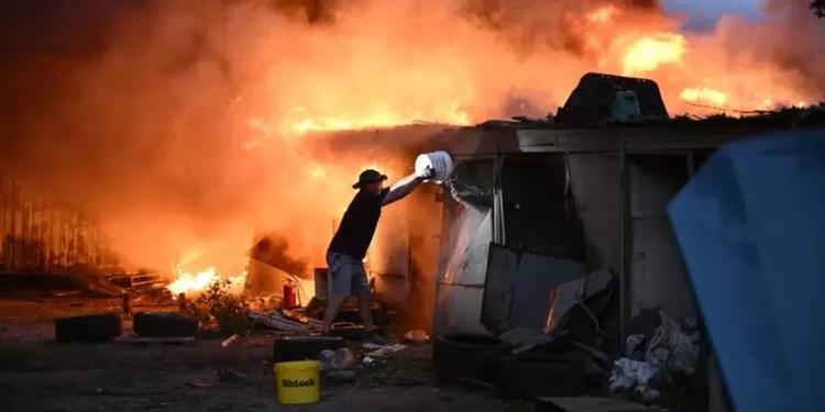 Ancora un raid russo su Kiev, colpito un edificio residenziale: 10 i morti. La Polonia fa decollare i caccia
