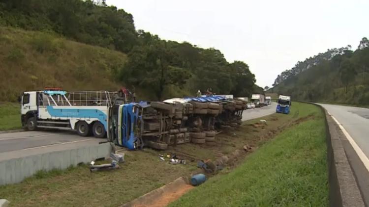Rodovia Dom Pedro I é interditada para remoção de carreta que tombou com 40 mil litros de óleo em Nazaré Paulista, SP
