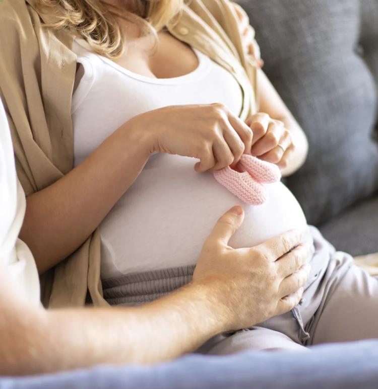 Défaut de loyauté ou droit fondamental ? Pourquoi cacher sa grossesse n’est jamais une faute !
