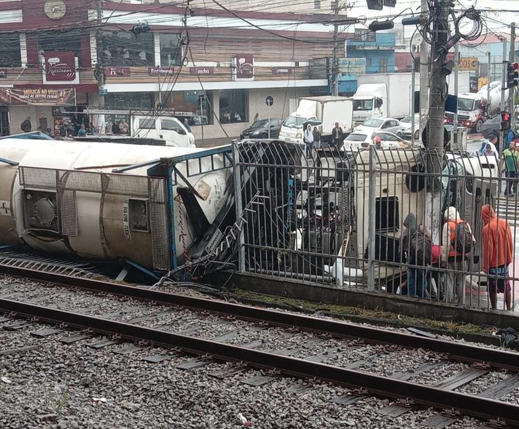 Caminhão de óleo capota e derruba grade de ferro da CPTM em Suzano