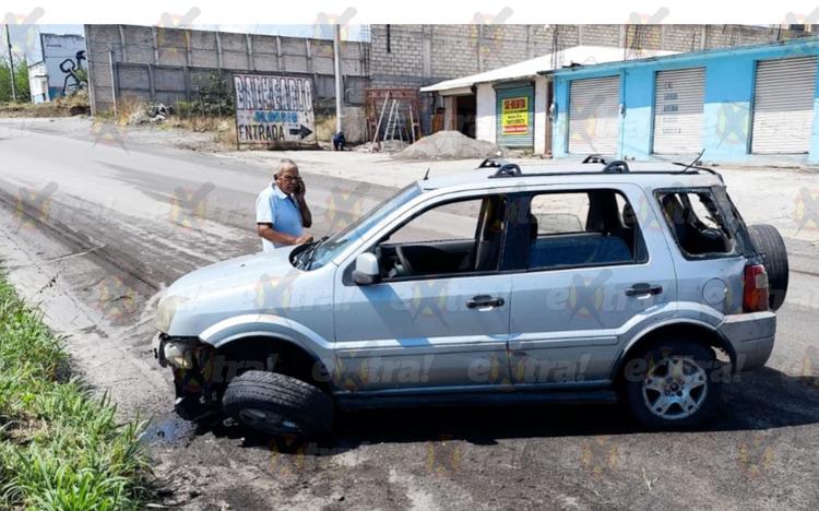 Peligro en el Libramiento de Cuautla: Lluvias y arena causan destrozos en camioneta