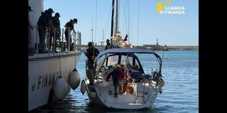 Mazara del Vallo, finto viaggio da diporto in barca a vela: le Fiamme Gialle scoprono 8 migranti nascosti sottocoperta. Arrestato lo skipper