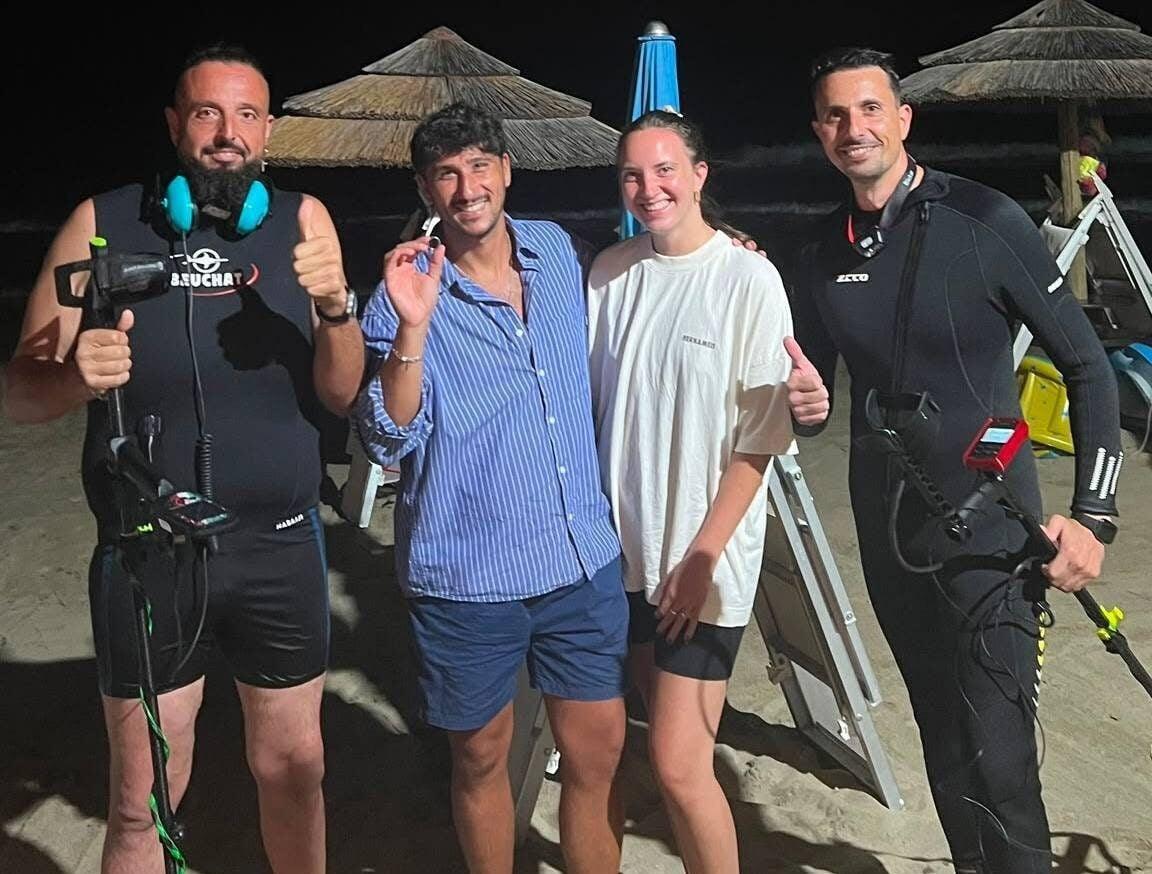 Acciaroli, perde la fede in mare: ritrovata dopo un mese con il metal detector