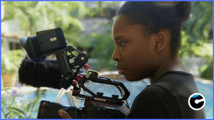 Adoptée en Haïti, arrivée à Montréal à trois ans, Tiny Fabiola Pierre Monty retourne filmer son pays
