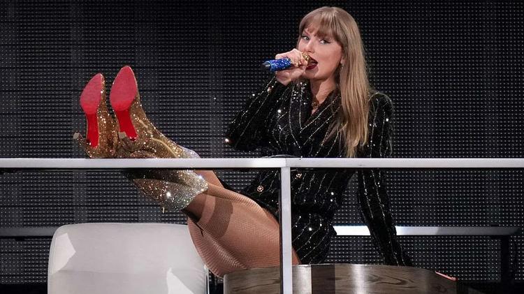 Taylor Swift regala guitarra a una niña y un vecino tras video viral