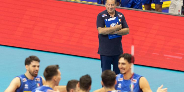 Europei di volley, l'Italia di De Giorgi supera la Danimarca senza affanni: ai quarti c'è la Finlandia. Paura per Michieletto
