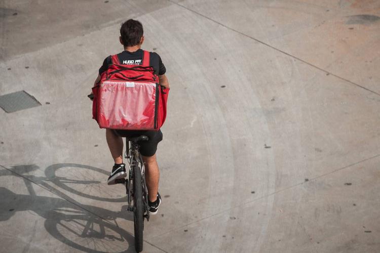 Il Comune frena i rider. Consegne limitate nelle ore più roventi
