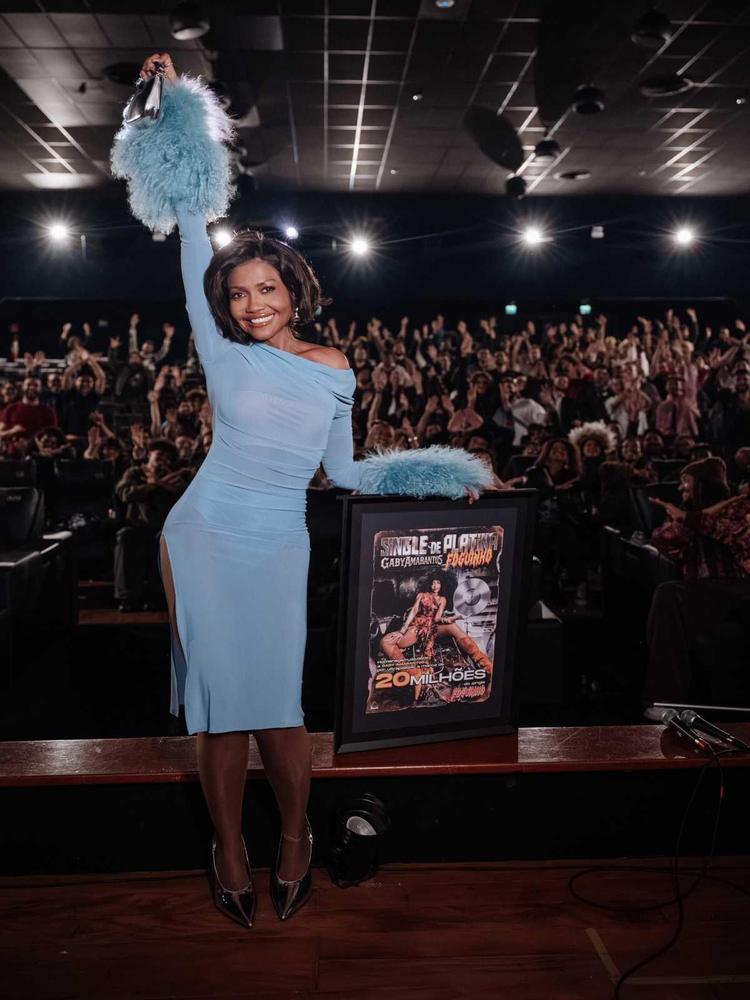 Gaby Amarantos recebe disco de platina por Rock Doido em celebração de um ano do álbum