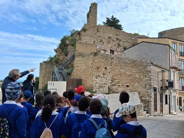 CAMMARATA ATTRAVERSO GLI OCCHI DEI BAMBINI: SI CONCLUDE IL PROGETTO “SCOPRIRE CAMMARATA” Si è conclu