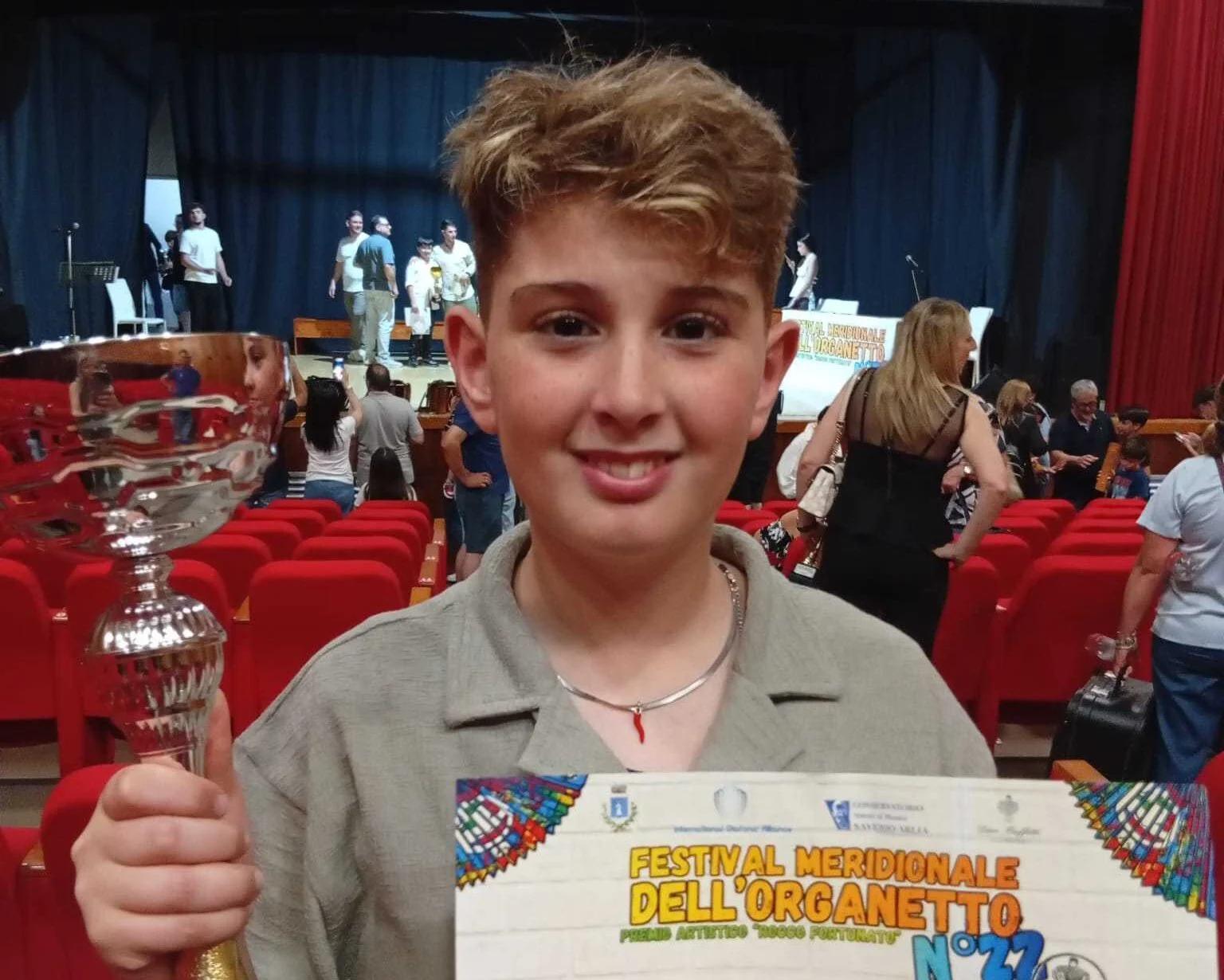 Caggiano festeggia il piccolo talento dell’organetto: Pasquale Lupo vince il Festival Meridionale dell’Organetto