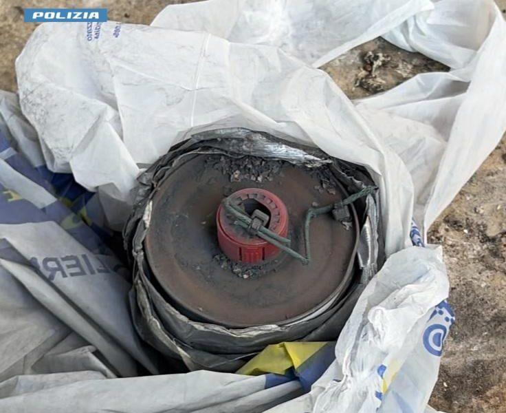 Bomba artigianale davanti a una palazzina a Siracusa, le telecamere incastrano un giovane