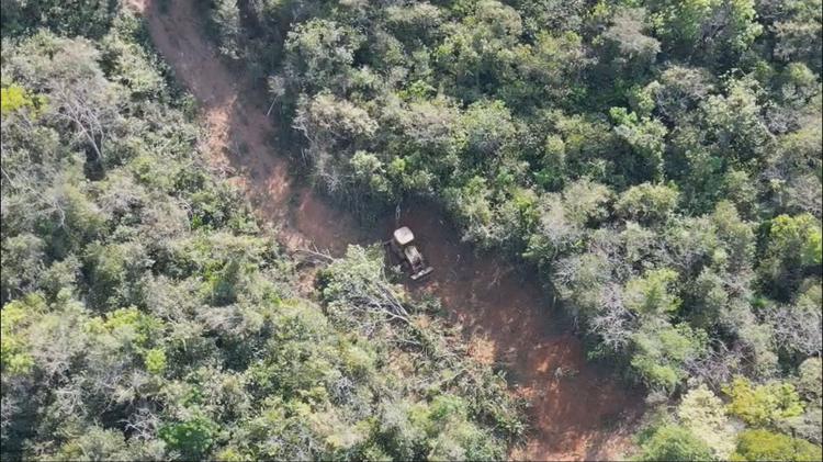 Justiça manda paralisar obras de condomínio na Serra do Elefante, mas máquinas e trabalhadores continuam atuando