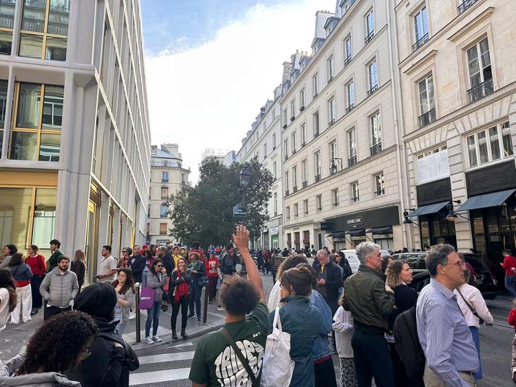 Brasileiros enfrentam mais de duas horas de fila para votar na França