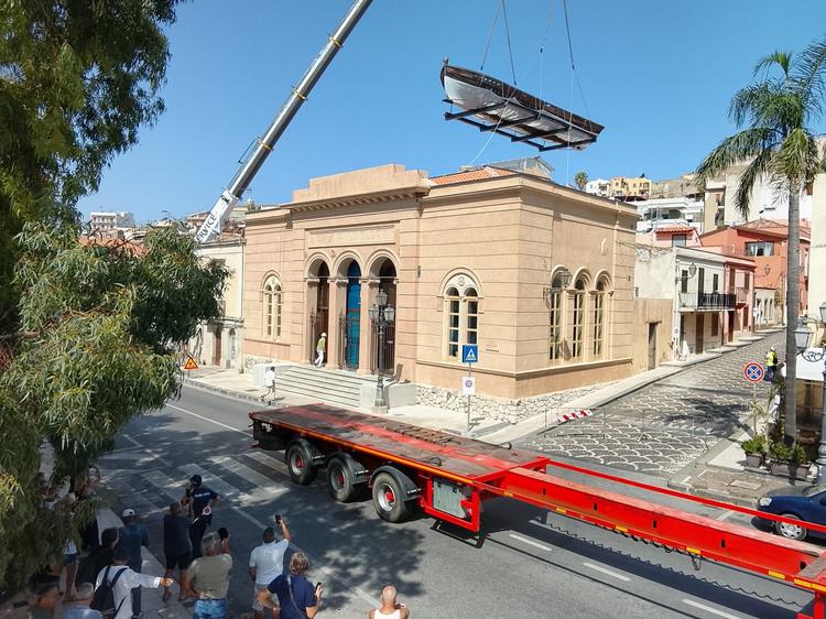 Milazzo, spettacolare trasferimento del palischermo all’ex asilo calcagno: dal trasporto speciale al “volo” da 50 metri