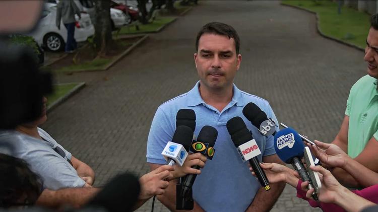 Flávio Bolsonaro sobre Jair: aparência continua abatida, e a voz está enfraquecida