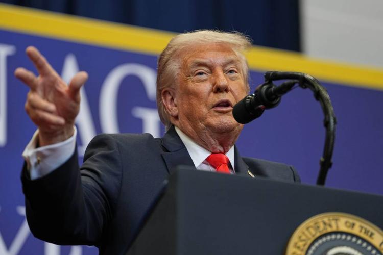 Trump: "Aspetto una risposta da Teheran". Hormuz, gli Usa colpiscono due petroliere iraniane