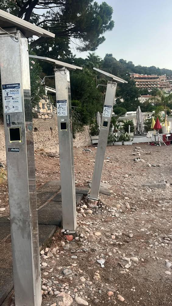 Nella notte una delle docce pubbliche della spiaggia di Isola Bella è stata danneggiata da ignoti, rendendola pericolant...