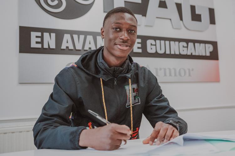 Mamadou Camara signe un contrat stagiaire avec En Avant