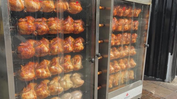 Tradição de domingo: busca por frango assado gera filas e pedidos antecipados em Porto Alegre