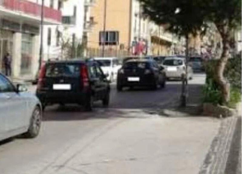 Eboli, lite tra padre e figlio: uomo ferito al collo, il giovane si barrica in casa armato