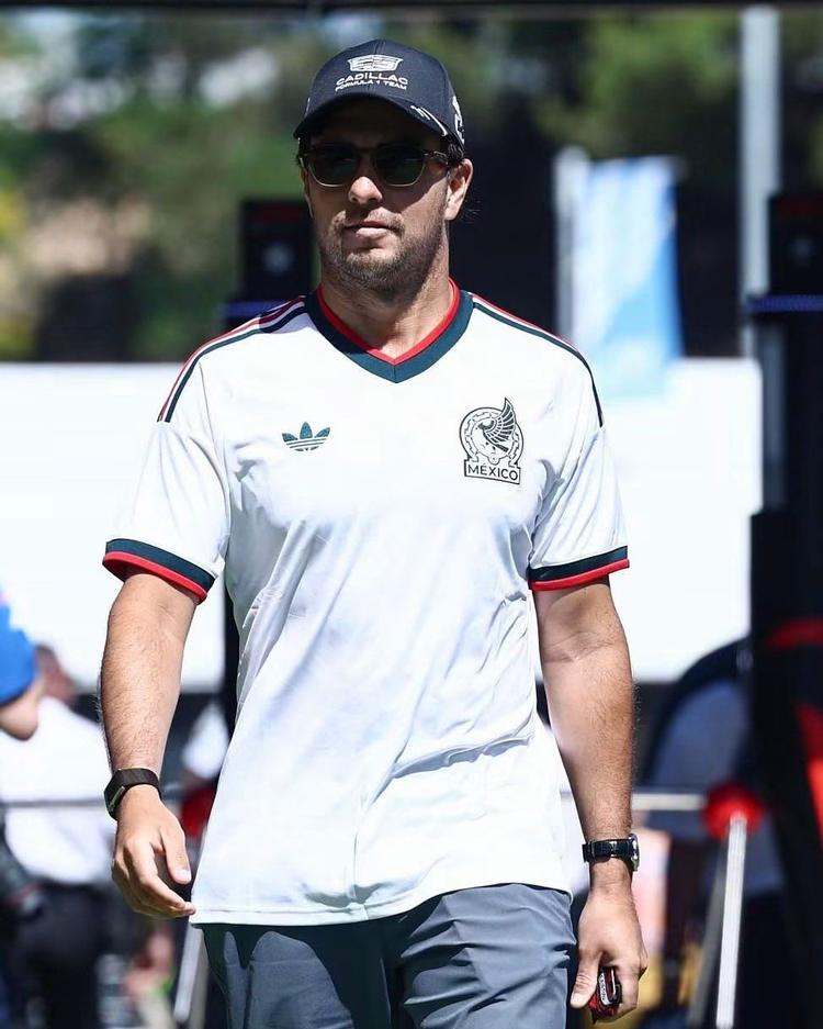Checo Pérez arranca con problemas en Barcelona y termina entre los peores tiempos de la práctica