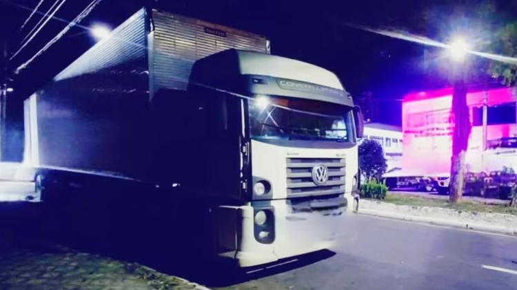 Após buscas, caminhão que arrastou carro de idosa na Dutra é encontrado pela polícia em Taubaté
