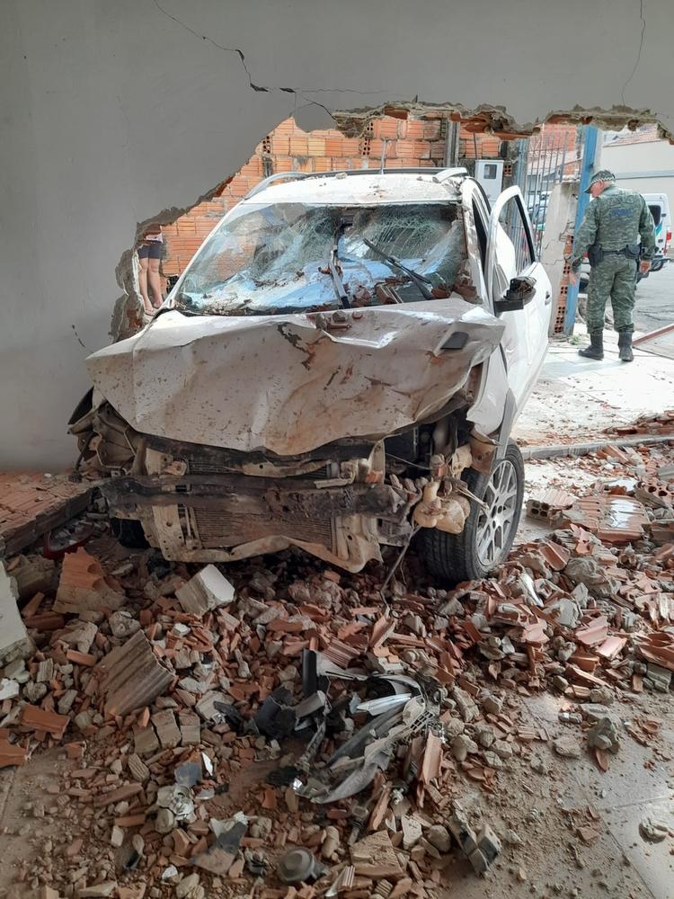 Motorista destrói parede de casa e atinge veículo em garagem de Piracicaba: 'saiu para dar cheirada', diz  à Guarda